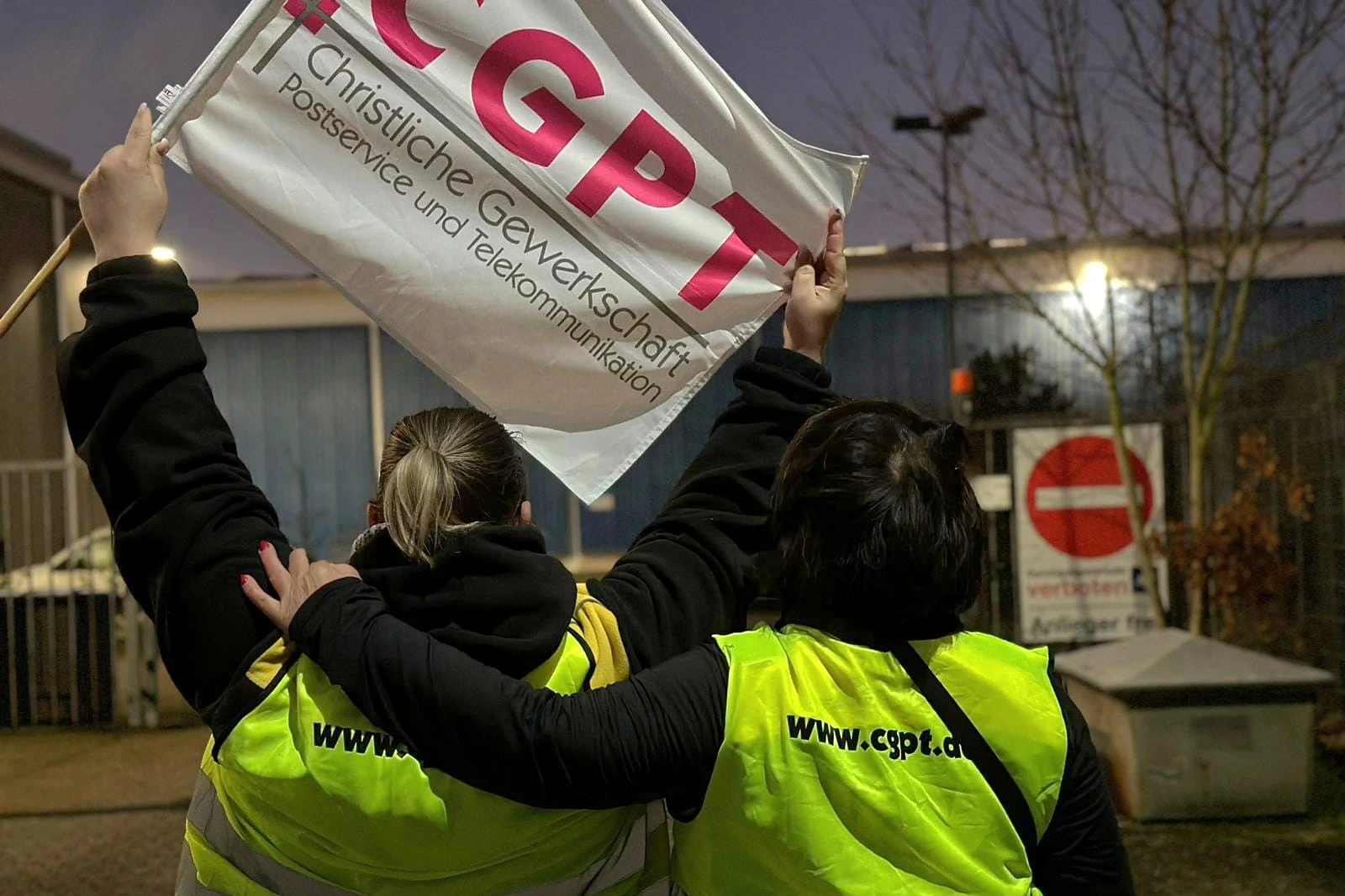 Zwei Menschen mit der CGPT Warnweste im Streik